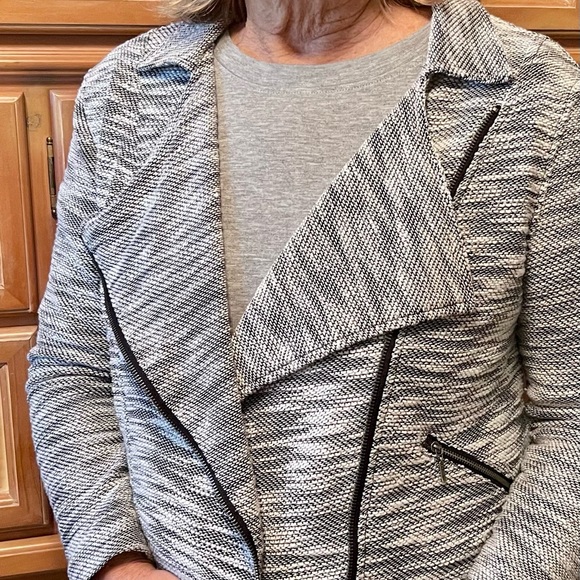 DEPT 222 Ladies Black and White Collared Zippered and Lined Jacket Preowned - Picture 7 of 15